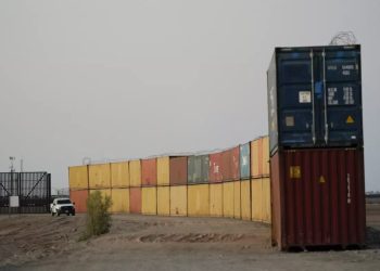 Alertan a México sobre graves impactos por muro de contenedores en la frontera con Arizona