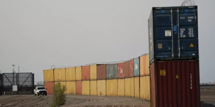 Alertan a México sobre graves impactos por muro de contenedores en la frontera con Arizona