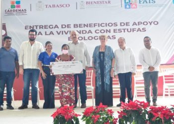 El gobernador Carlos Merino entrega apoyos sociales en Cárdenas