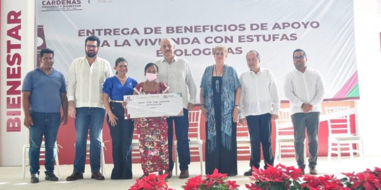 El gobernador Carlos Merino entrega apoyos sociales en Cárdenas