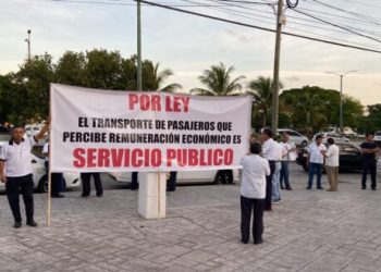 Taxistas de Quintana Roo se están manifestando a las afueras de los juzgados para exigir que Uber se vaya del Estado