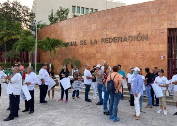 Posponen autoridades resolución sobre el amparo de Uber, taxista se retiran del PJF