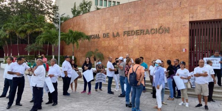 Posponen autoridades resolución sobre el amparo de Uber, taxista se retiran del PJF