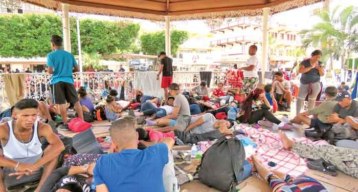 El embajador estadounidense Ken Salazar asegura el desastre político genera migración