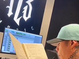 Santa Fe Klan compartió con sus fans una versión de su nueva canción sobre desamor