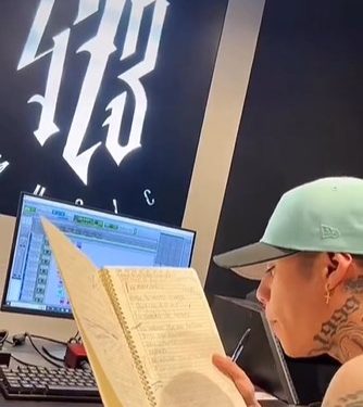 Santa Fe Klan compartió con sus fans una versión de su nueva canción sobre desamor