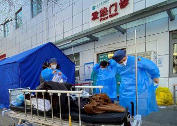Hospitales de China se encuentran al borde del colapso por nueva ola de COVID