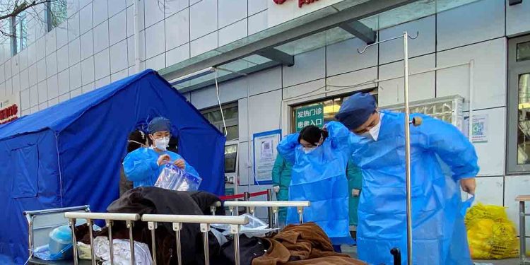 Hospitales de China se encuentran al borde del colapso por nueva ola de COVID