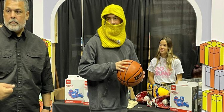 Benito Martínes Ocasio llevó a cabo el evento ‘Tradición Bonita’ entregando regalos a los niños de Puerto Rico