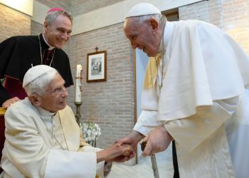 El papa Francisco pidió rezar por Benedicto XVI al revelar que está «muy enfermo»