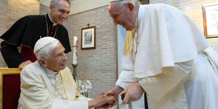 El papa Francisco pidió rezar por Benedicto XVI al revelar que está «muy enfermo»