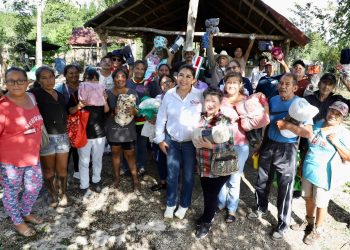 Reciben adultos mayores cobertores por parte del DIF Municipal