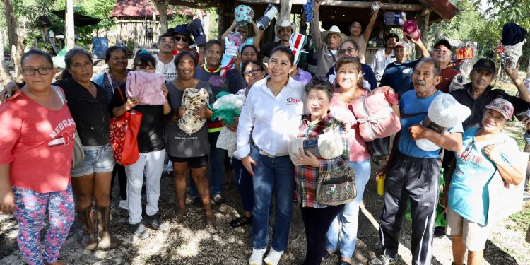 Reciben adultos mayores cobertores por parte del DIF Municipal