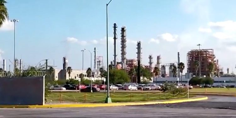 Fuga de gas ácido en la refinería de Cadereyta, Nuevo León, provocó la intoxicación de siete personas
