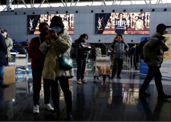 Imponen restricciones por COVID-19 a viajeros de China en Francia, España y Reino Unido
