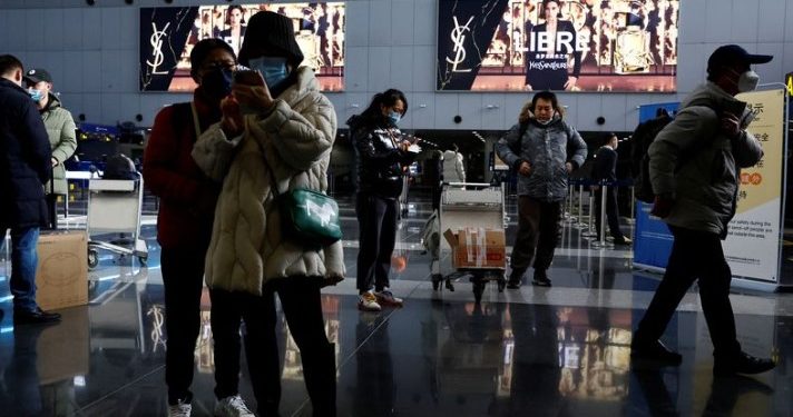 Imponen restricciones por COVID-19 a viajeros de China en Francia, España y Reino Unido