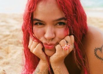 Karol G despidió el 2022 con sensuales fotos en la playa
