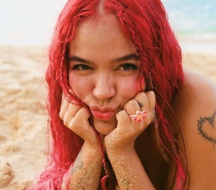 Karol G despidió el 2022 con sensuales fotos en la playa