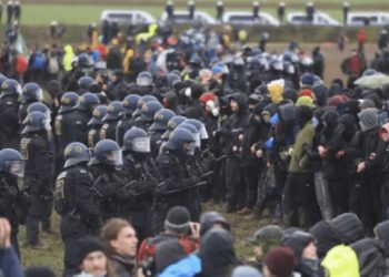 Termina en enfrentamiento protesta contra mina de carbón en Alemania