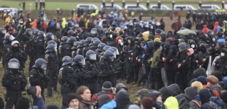 Termina en enfrentamiento protesta contra mina de carbón en Alemania