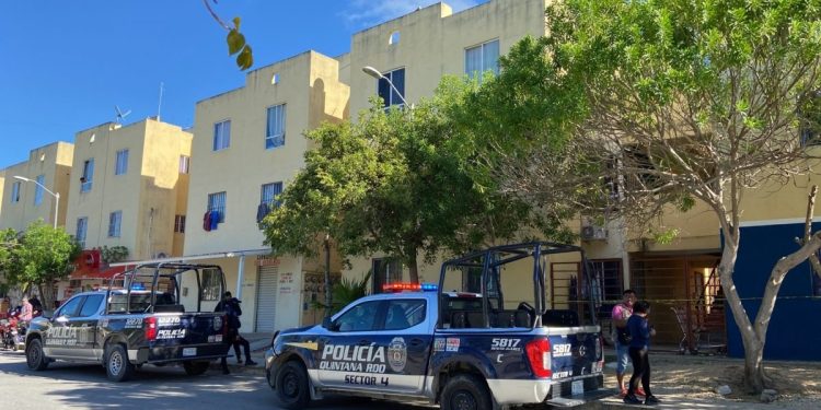 Encuentran a dos hombres ejecutados en un departamento en la Región 251 de Cancún