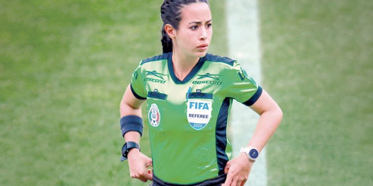 Katia García se convirtió en la primera mujer silbante en una Copa del Mundo