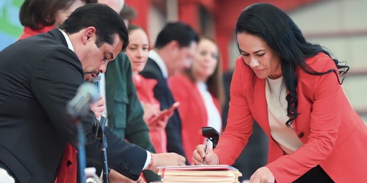 Se registra Alejandra Del Moral como precandidata a gubernatura del Edomex