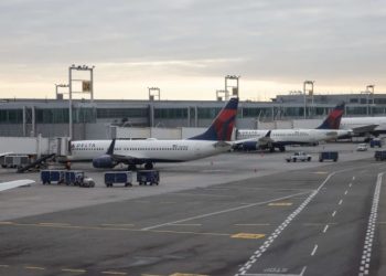 Dentro del aeropuerto JFK de Nueva York chocan dos aviones; descartan heridos