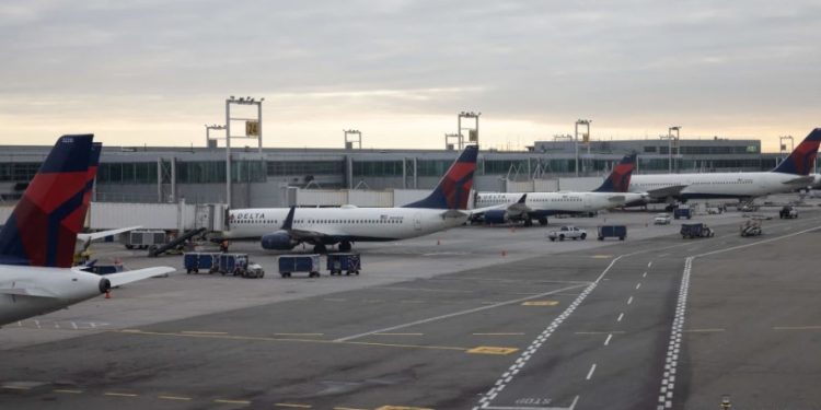 Dentro del aeropuerto JFK de Nueva York chocan dos aviones; descartan heridos