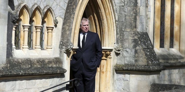 El príncipe Andrés es desalojado de Buckingham