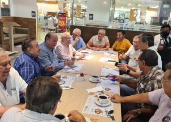 Pese a ideologías contrarias políticos yucatecos compartieron mesa en conocido restaurante de Mérida