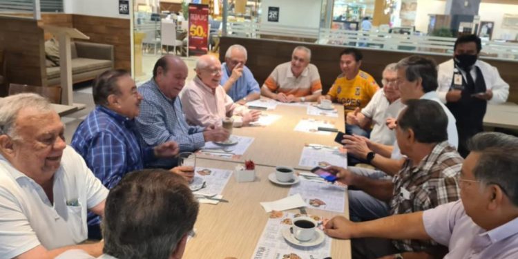 Pese a ideologías contrarias políticos yucatecos compartieron mesa en conocido restaurante de Mérida