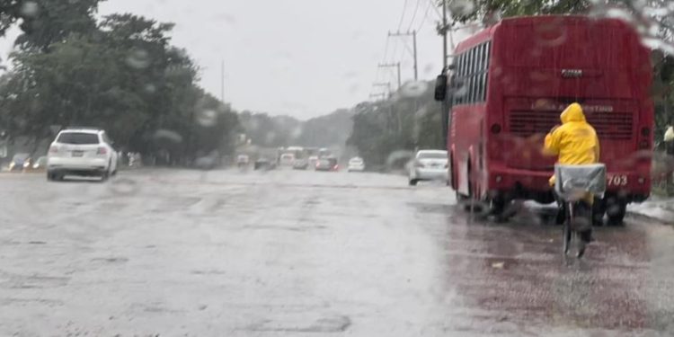 Fuertes lluvias y encharcamientos importantes deja Frente Frío número 27 en Cancún este viernes