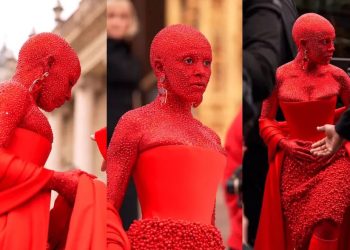 Doja Cat conquistó el Fashion Show de París apareciendo con 30 mil cristales en la piel