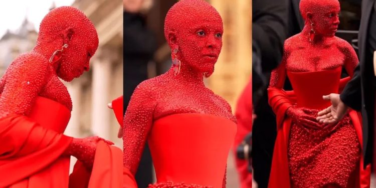 Doja Cat conquistó el Fashion Show de París apareciendo con 30 mil cristales en la piel