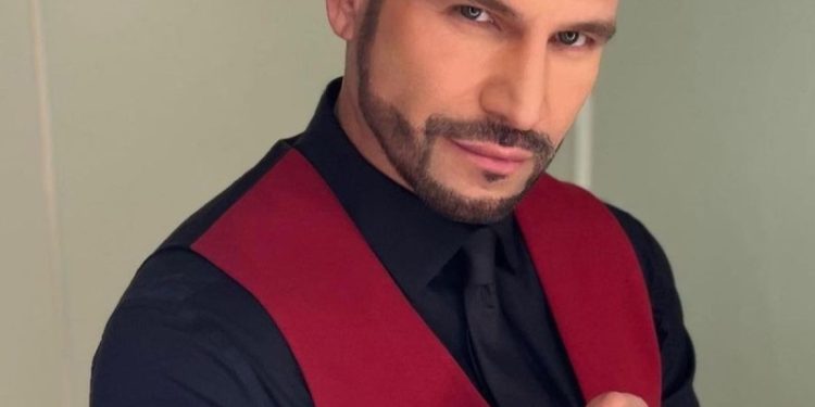 Rafael Amaya es criticado en redes sociales por exceso de Photoshop en selfie