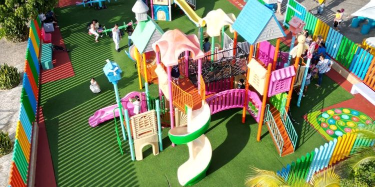 Gobierno de BJ rehabilita juegos infantiles del parque de las palapas