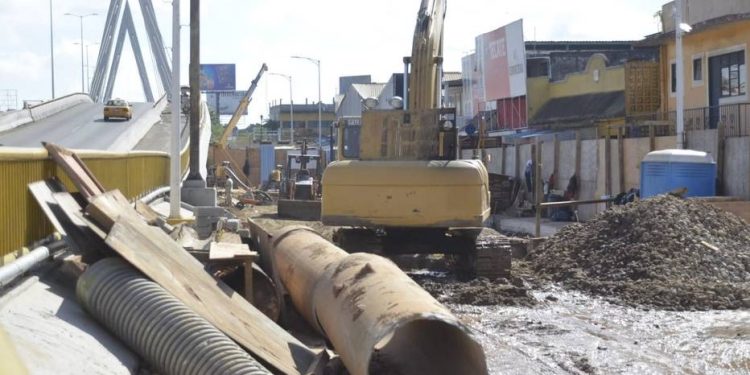 Locatarios de la Av. Adolfo Ruiz Cortines muestras preocupación por derrumbe de obra