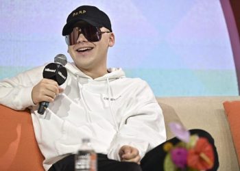 El DJ y productor argentino Bizarrap regularmente es el que se acerca a un cantante para colaborar con él