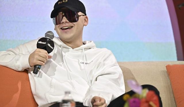 El DJ y productor argentino Bizarrap regularmente es el que se acerca a un cantante para colaborar con él