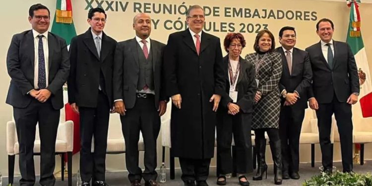 Marcelo Ebrard llamó al cuerpo diplomático a defender en el exterior la grandeza de México y contribuir a frenar el flujo de armas