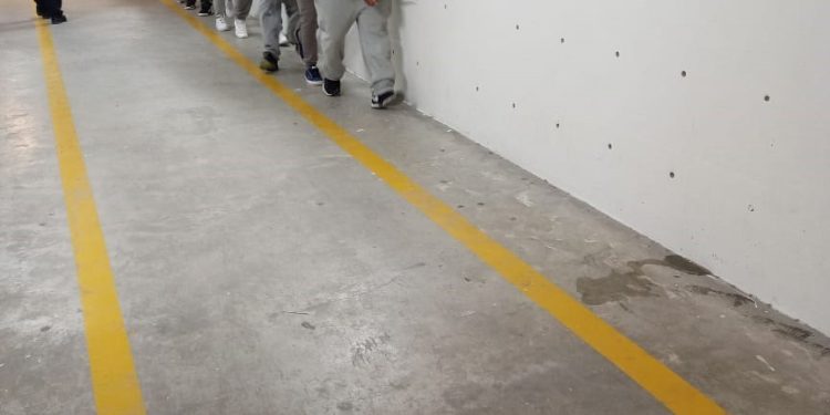 Tras motín trasladan a 191 reos del penal de Ciudad Juárez a prisiones federales