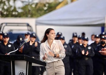 Ana Patricia Peralta inicia el año conmemorando y reconociendo a policías