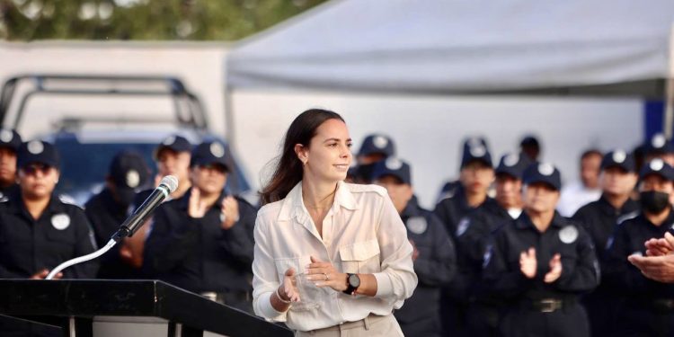 Ana Patricia Peralta inicia el año conmemorando y reconociendo a policías