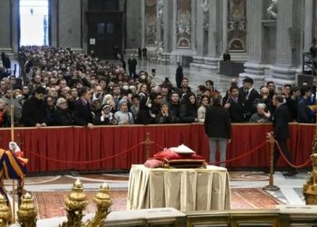 Fieles entran en silencio a la basílica de San Pedro para despedir al pontífice emérito