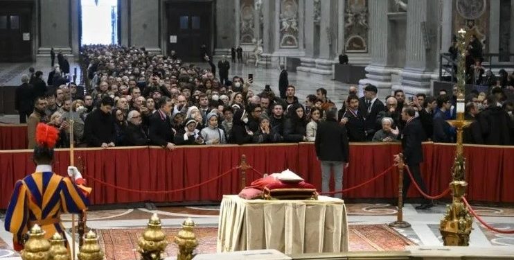 Fieles entran en silencio a la basílica de San Pedro para despedir al pontífice emérito