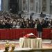 Fieles entran en silencio a la basílica de San Pedro para despedir al pontífice emérito