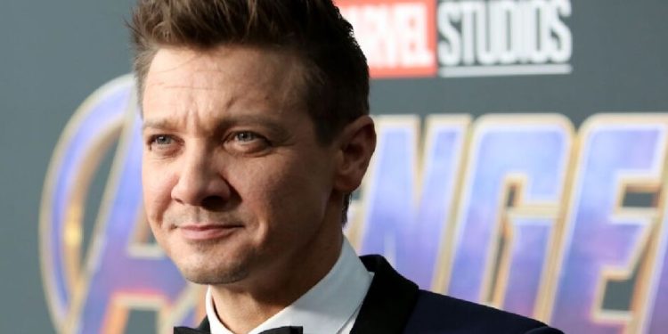 Jeremy Renner actor de Marvel se encuentra en estado “crítico, pero estable» tras aparatoso accidente