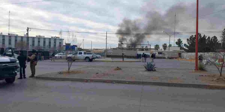 La Fiscalía de Chihuahua confirmó el deceso de una decena de custodios que fueron agredidos por sujetos armados en un motín en el penal