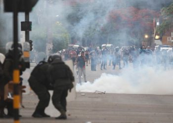 Manifestantes bloquean y provocan enfrentamientos en protesta por el arresto del gobernador Luis Camacho en Bolivia